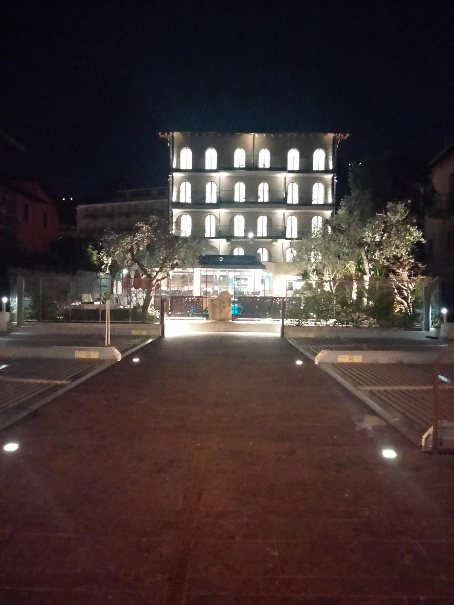 Hotel Ristorante Al Caminetto Worldhotels Crafted Adults Only Torri Del Benaco Exterior foto